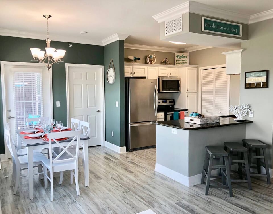 Spacious kitchen with 3 bar stools and dining set for 6.