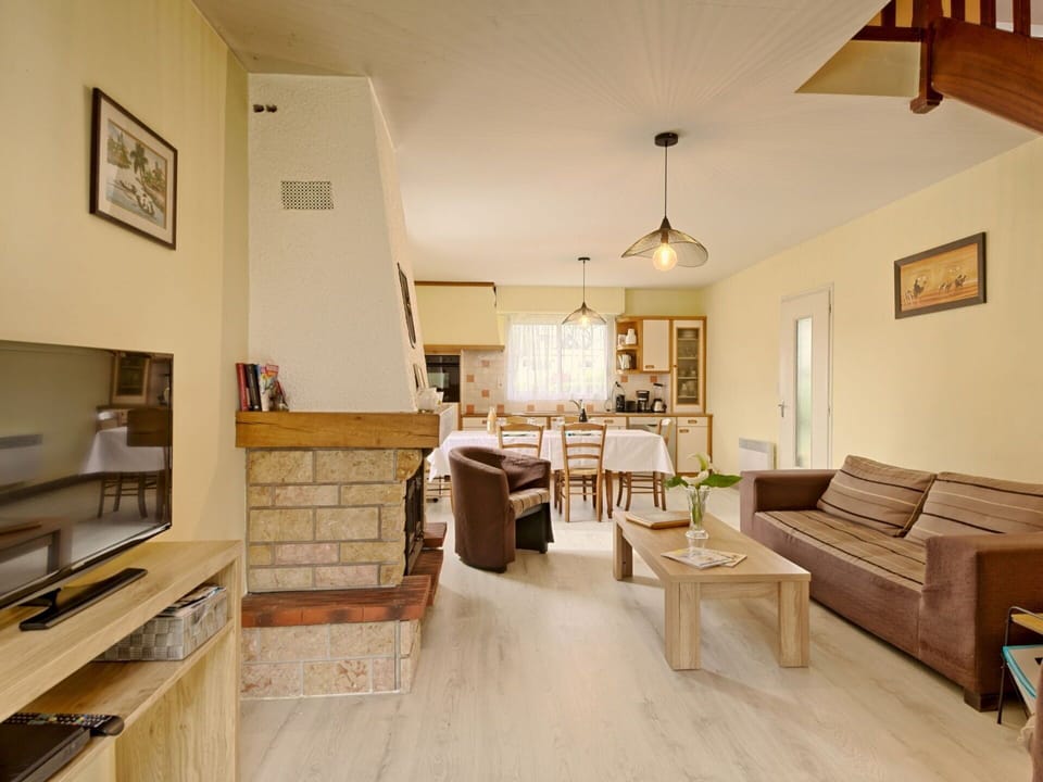 Furniture, Property, Table, Couch, Wood, Plant, Shelf, Interior Design, Cabinetry, Flooring