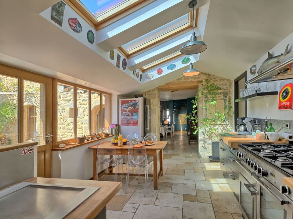 Table, Property, Furniture, Building, Window, Gas Stove, Interior Design, Wood, Floor, Flooring