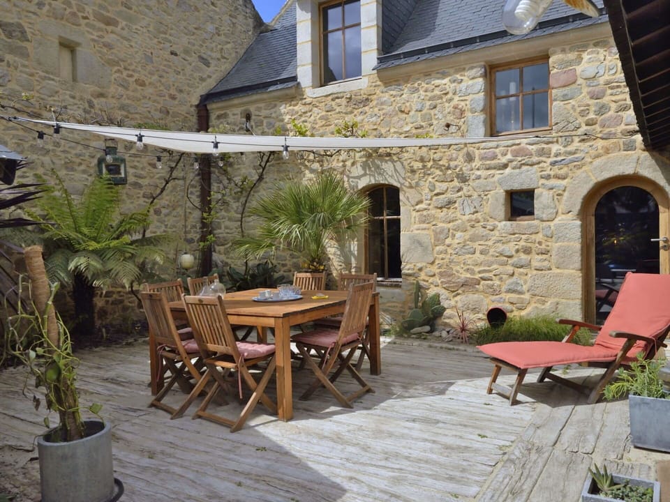 Plant, Furniture, Building, Window, Chair, Table, Flowerpot, Architecture, Houseplant, Outdoor Furniture