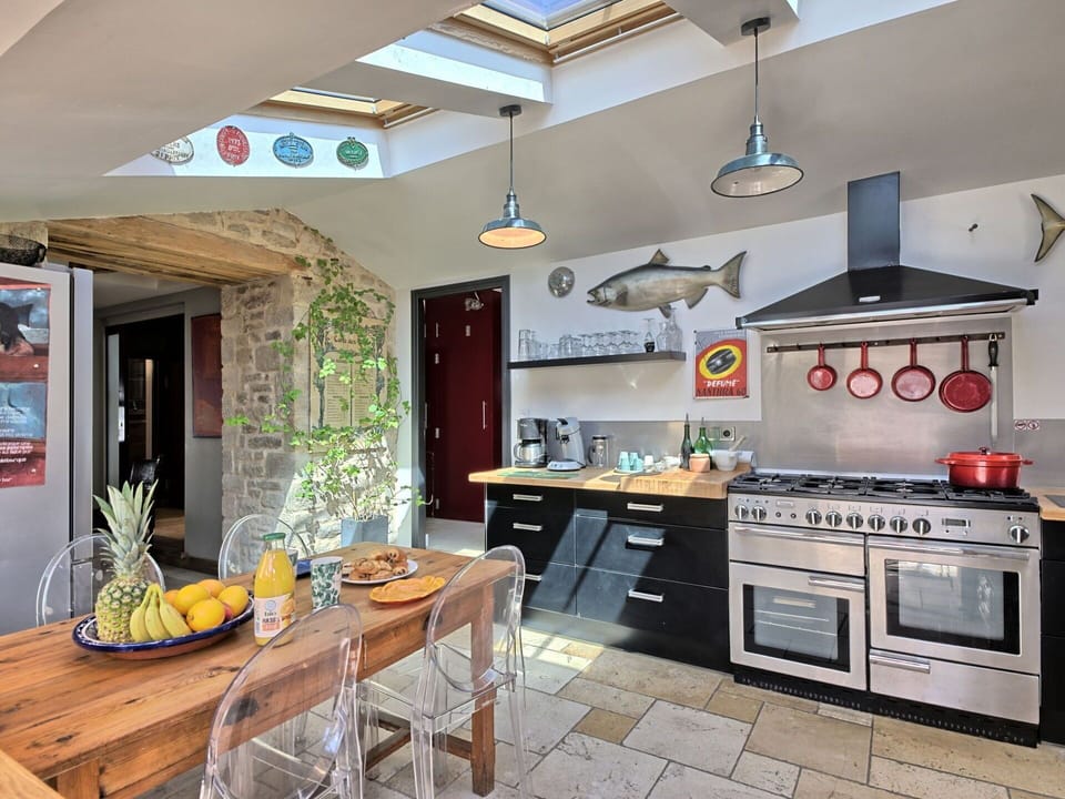 Property, Furniture, Cabinetry, Table, Countertop, Wood, Interior Design, Kitchen Stove, Home Appliance, Flooring