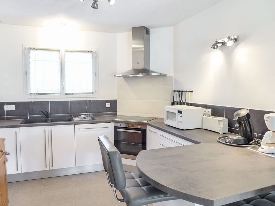 Property, Room, Furniture, Kitchen, Building, Countertop, Interior Design, Floor, House, Ceiling