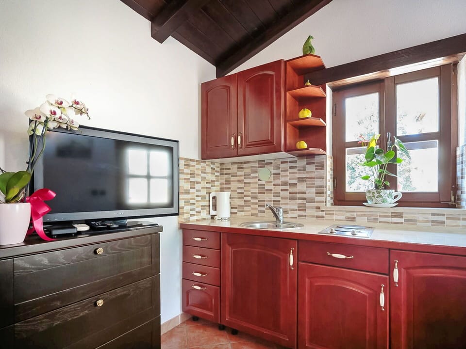 Countertop, Cabinetry, Room, Furniture, Property, Kitchen, Interior Design, Sink, Building, Tile