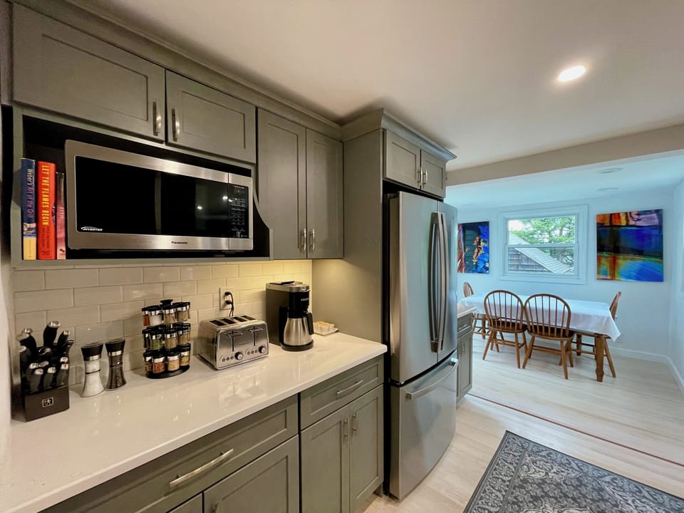 Eat in Kitchen with seating for six