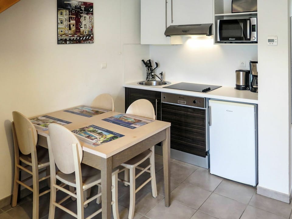 Room, Furniture, Property, Kitchen, Floor, Building, Table, Interior Design, Countertop, House