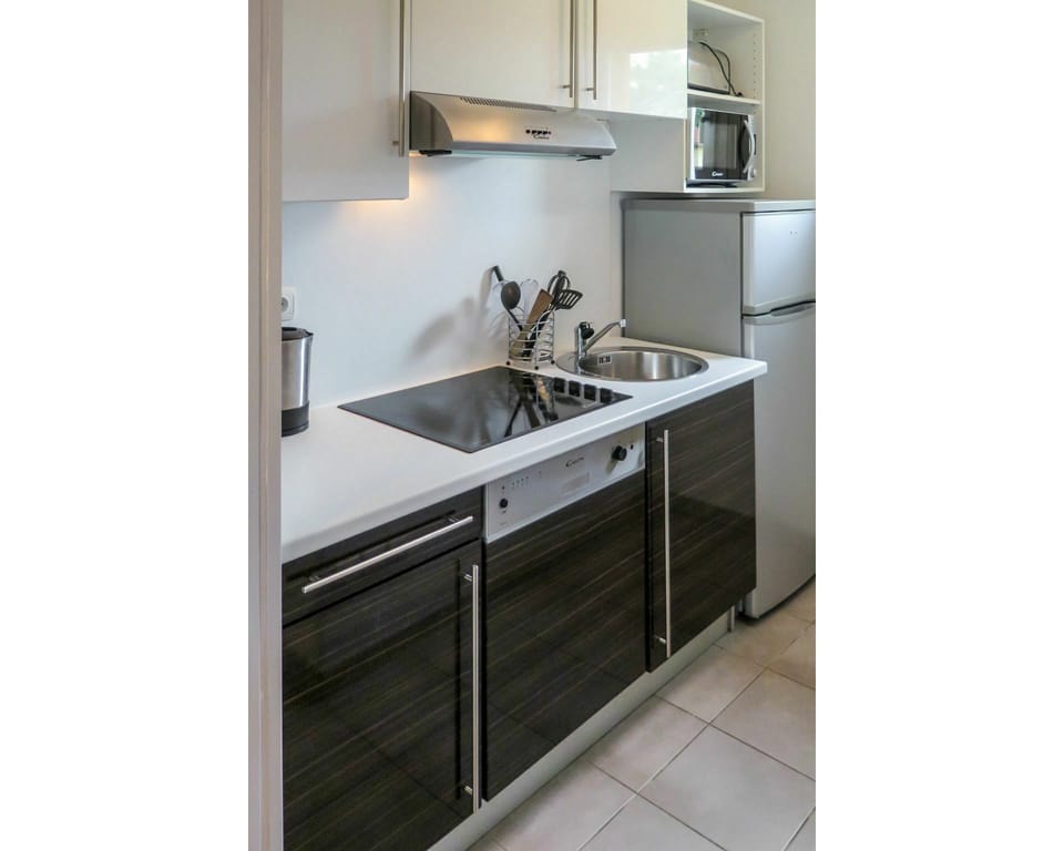 Sink, Countertop, Property, Room, Kitchen, Kitchen Sink, Cabinetry, Tap, Furniture, Bathroom Sink