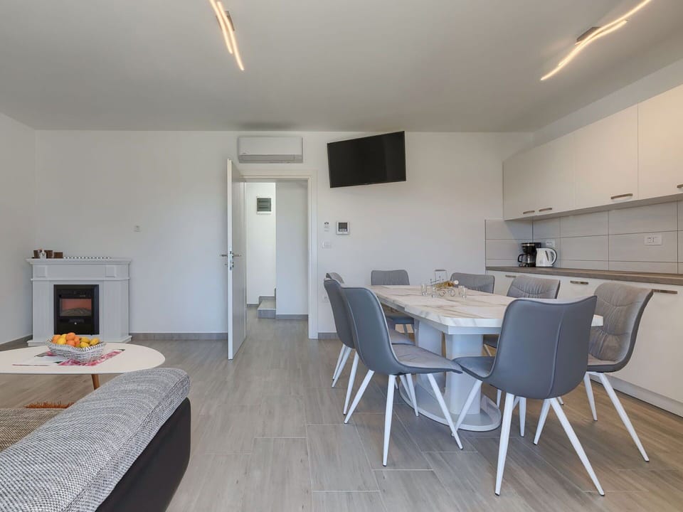 Room, Property, Furniture, Interior Design, Building, Floor, House, Table, Ceiling, Wood Flooring