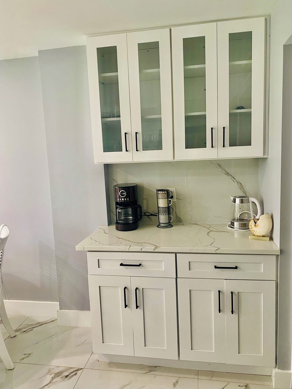 Coffee/bar area with coffeemaker and water kettle
Wine/beverage/beer glassware