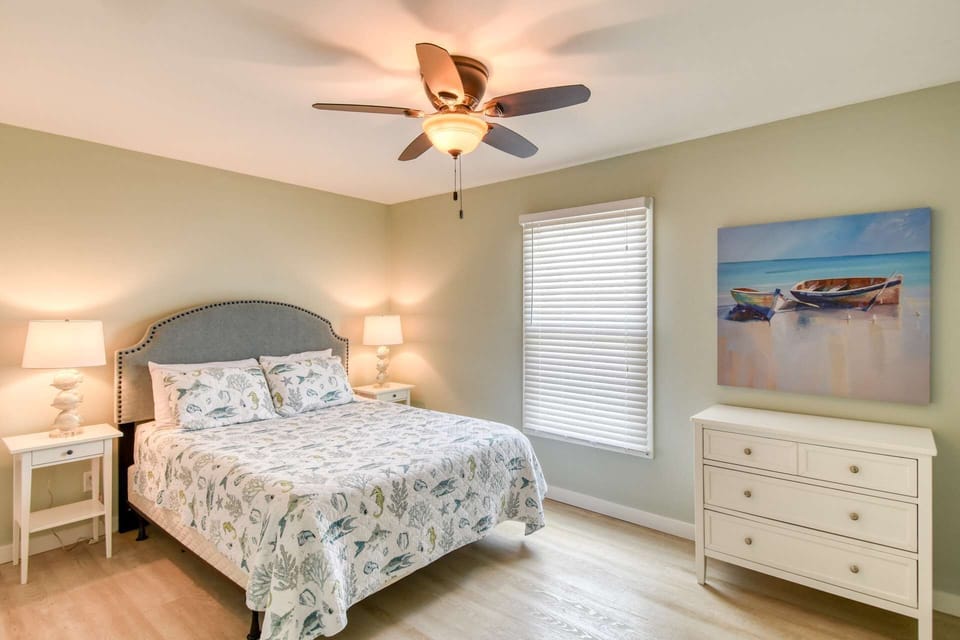 Upstairs 2nd bedroom with queen bed.
