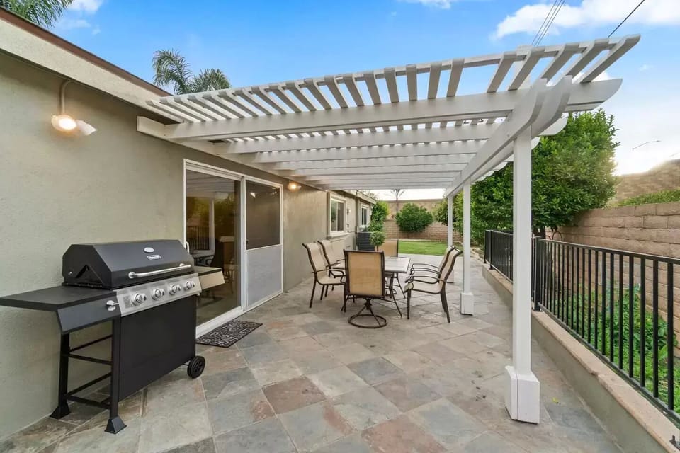 Beautiful Patio with Barbecue Grill - Perfect for Entertainment 