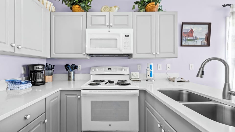 Caribbean 301 - Fully equipped kitchen with coffee maker and toaster for added convenience.
