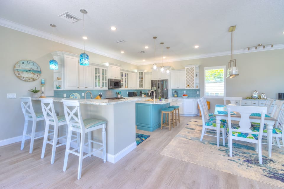 Kitchen: Fully equipped kitchen, 2 breakfast bars (seats 5 total), oven & stove, microwave, refrigerator, dishwasher, toaster, coffee maker, cookware, cooking utensils, dishware, bowls, silverware, glasses.