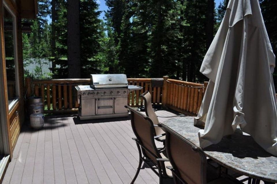 Deck with propane bbq 