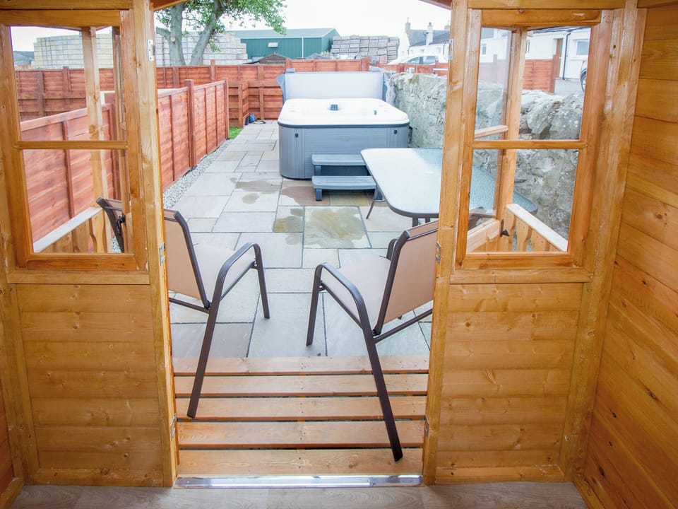 Hot tub | Grieve&rsquo;s Cottage, Portmahomack, near Tain