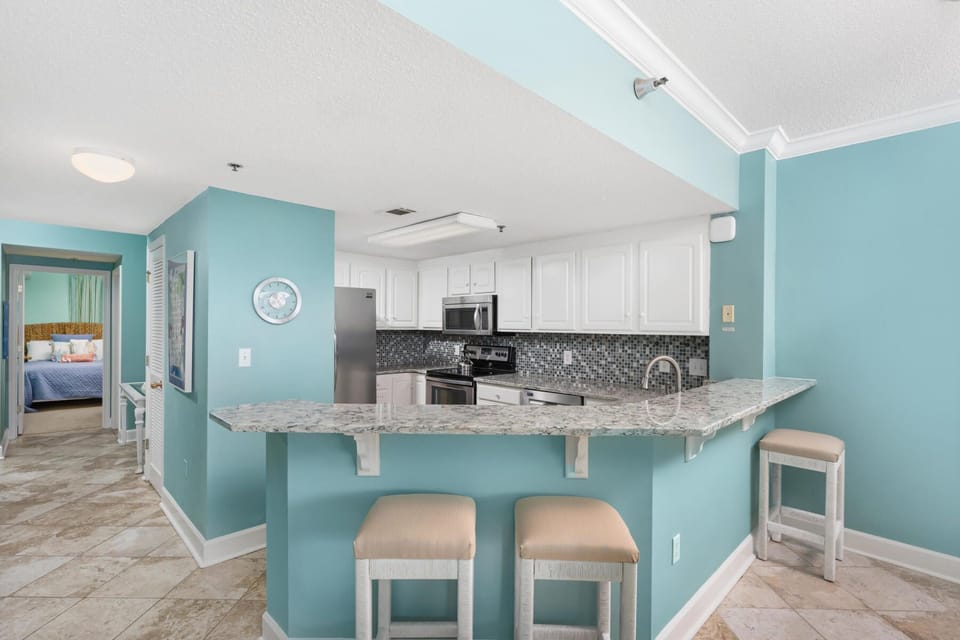 Enjoy serving meals is this kitchen with everyone gathered around. 