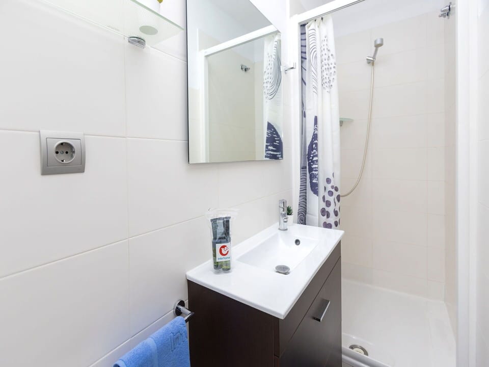 Bathroom, Property, Room, House, Real Estate, Interior Design, Building, Architecture, Floor, Ceiling