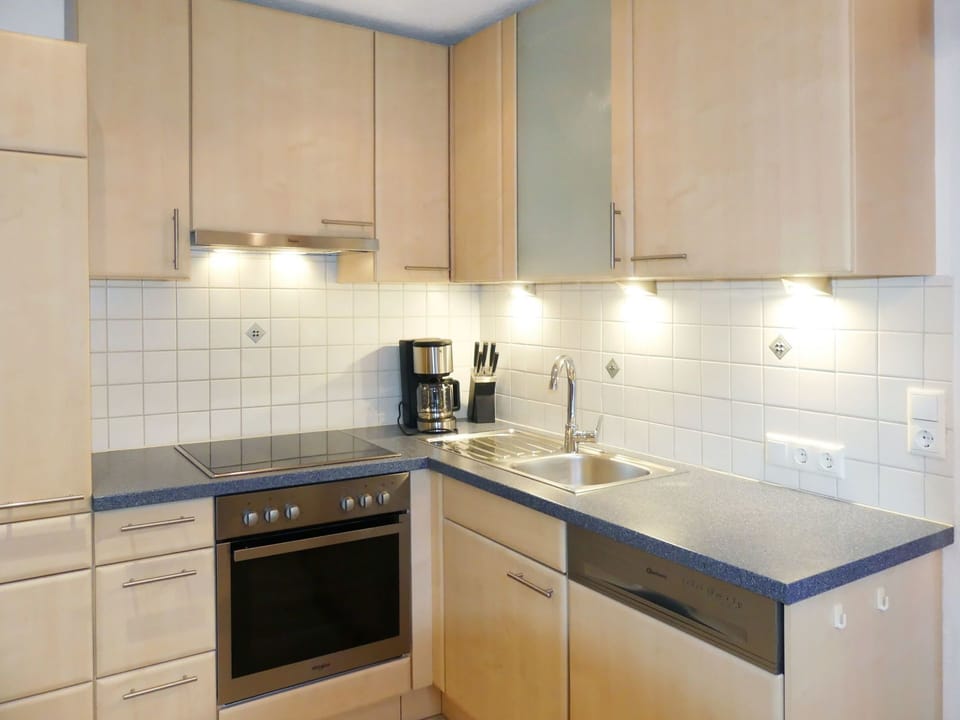 Countertop, Cabinetry, Property, Room, Kitchen, Furniture, Tile, Interior Design, Building, Cupboard