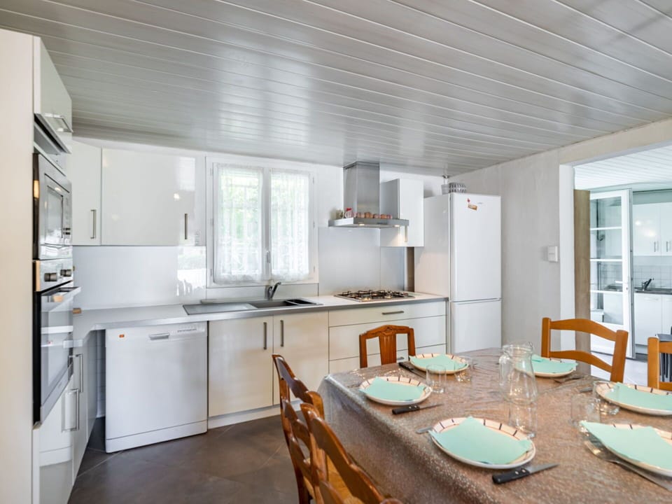 Cabinetry, Property, Furniture, Kitchen Sink, Sink, Countertop, Kitchen, Window, Wood, Table