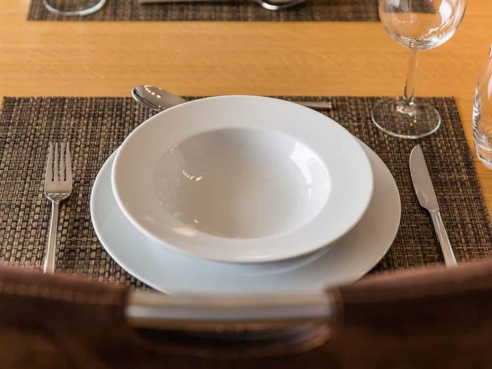 Tableware, Dishware, Plate, Drinkware, Textile, Serveware, Wood, Porcelain, Rectangle