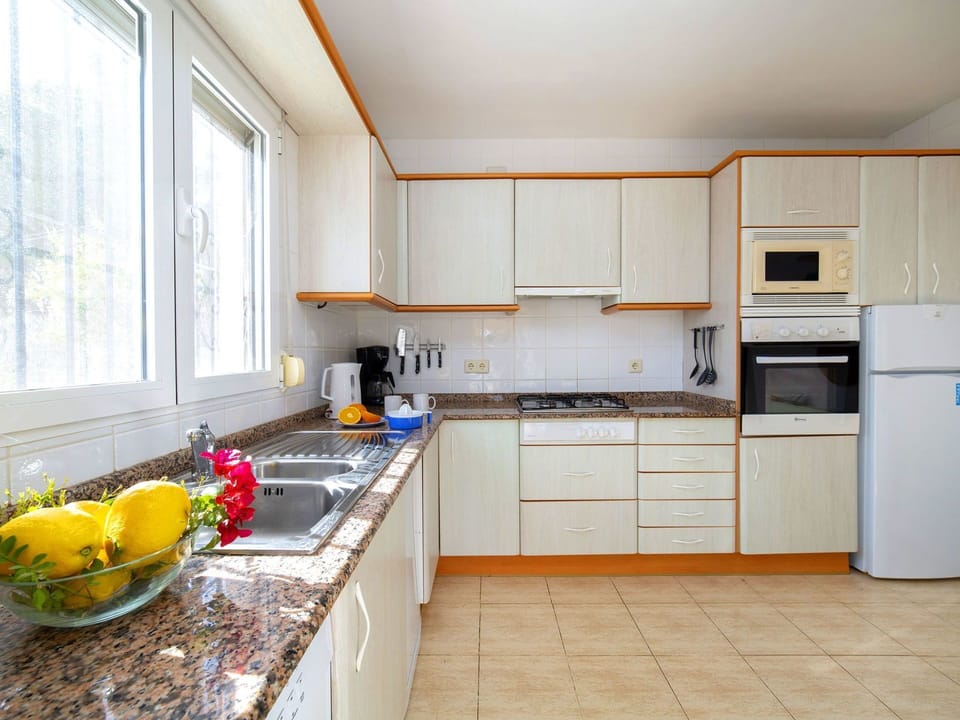 Countertop, Cabinetry, Room, Kitchen, Property, Furniture, Yellow, Building, Interior Design, Kitchen Stove