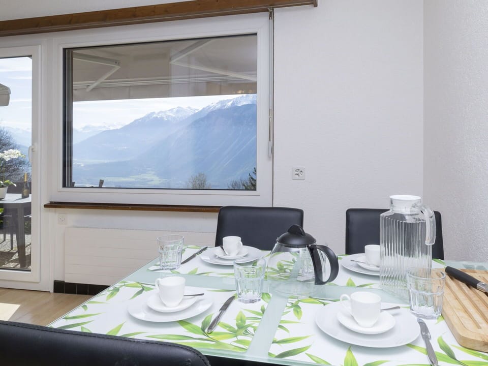 Tableware, Property, Window, Table, Building, Dishware, Interior Design, Shade, Plate, Tablecloth