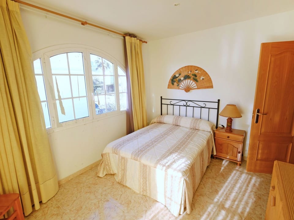 Room, Bed, Furniture, Bedroom, Property, Floor, Bed Sheet, Bed Frame, Interior Design, Ceiling