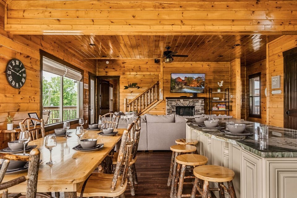 Plenty of seating for everyone to enjoy a meal together!