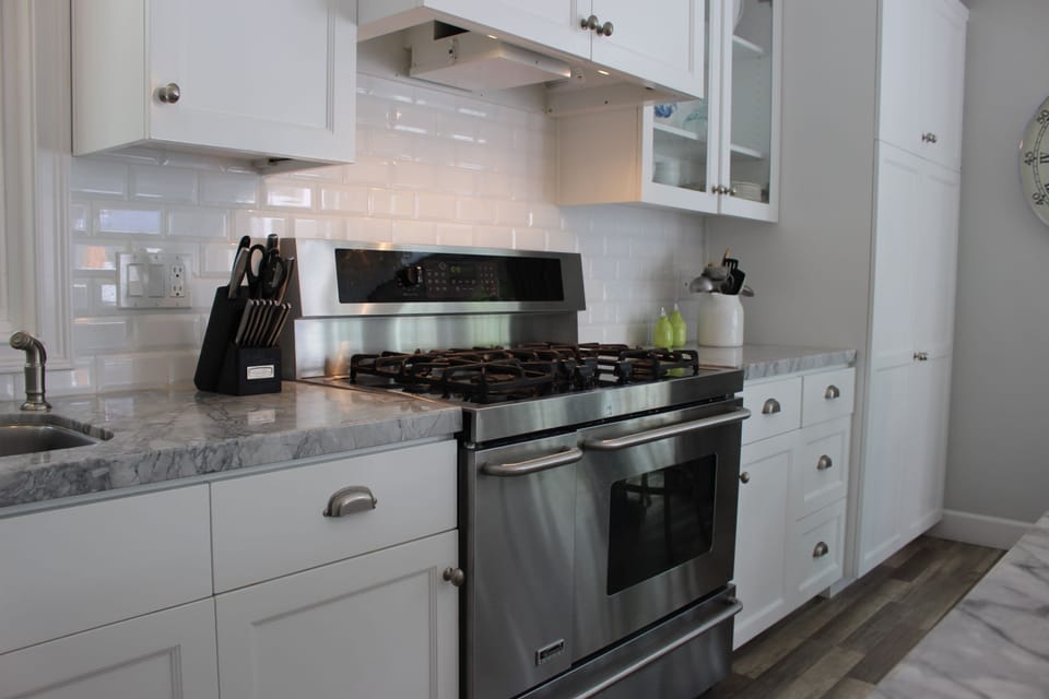 New Stainless steel gourmet stove installed in 2018  STR15-0329