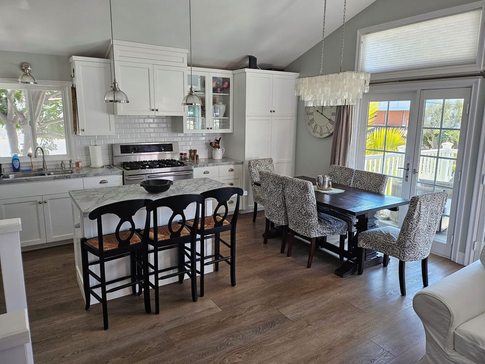 Kitchen, setas 3 at the island and 6 at the table  STR15-0329