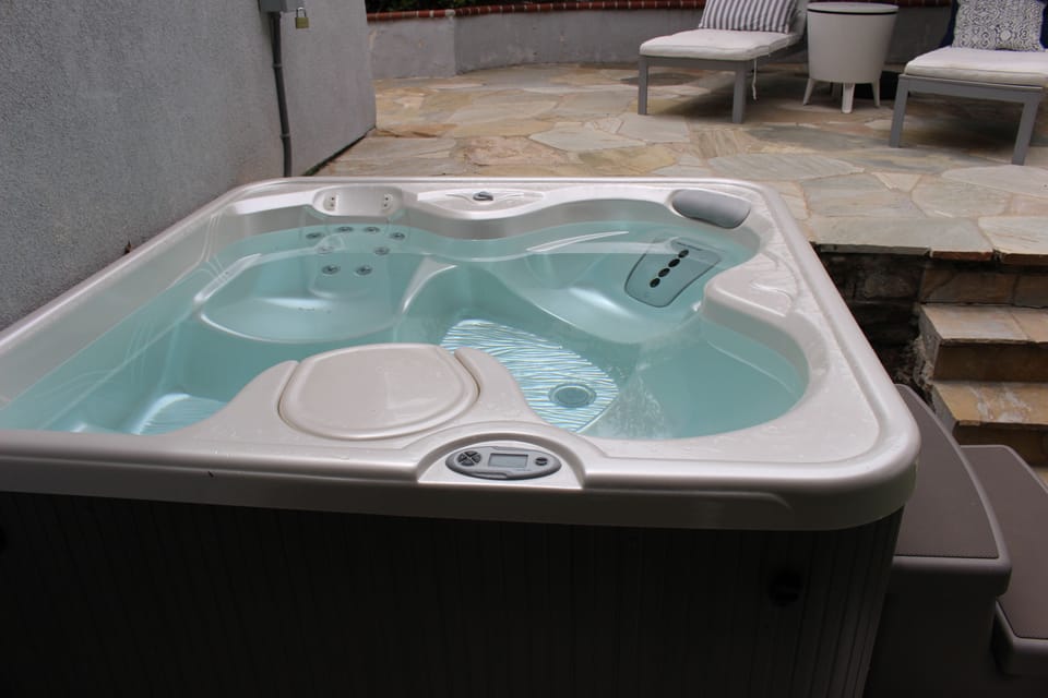 New Jacuzzi installed spring 2023
STR15-0329