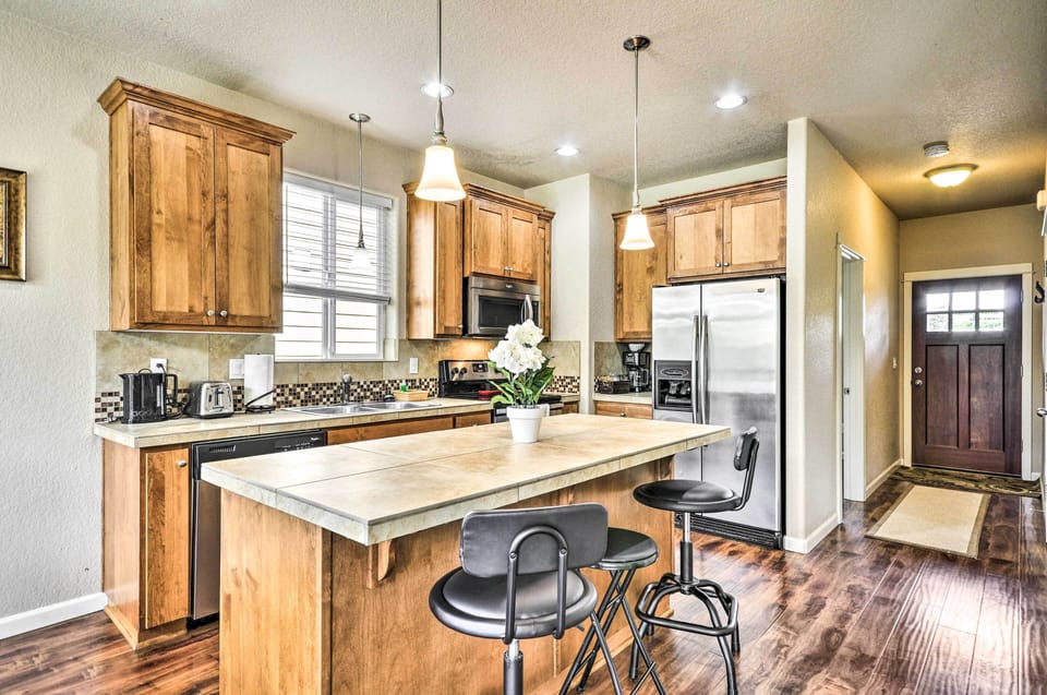 Kitchen | Fully Equipped w/ Cooking Basics
