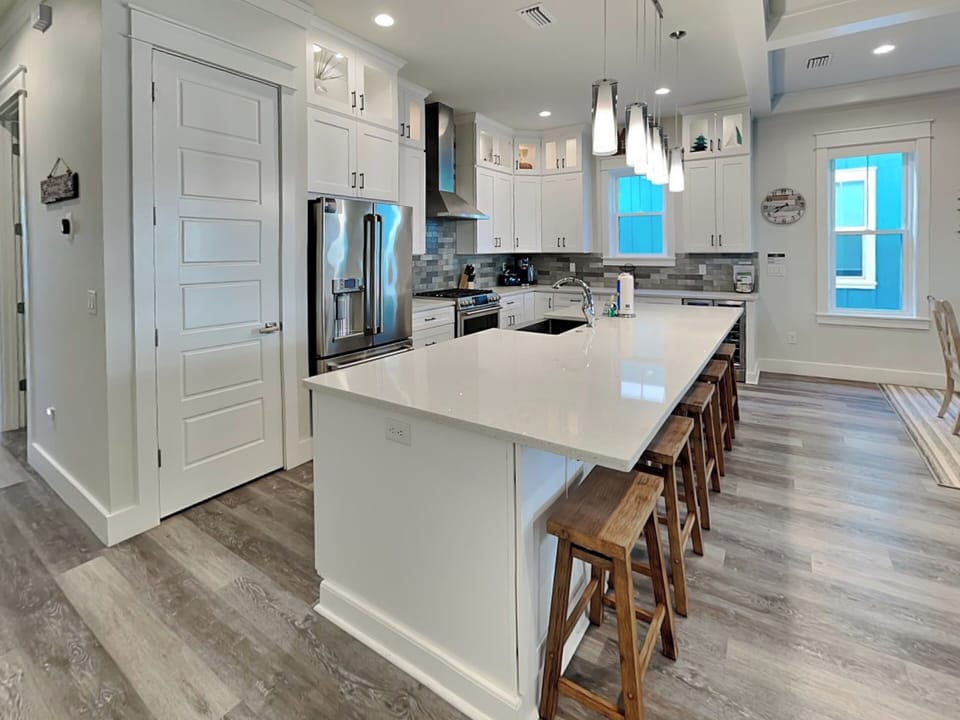 Modern Kitchen + Kitchen Island - Seating for 6