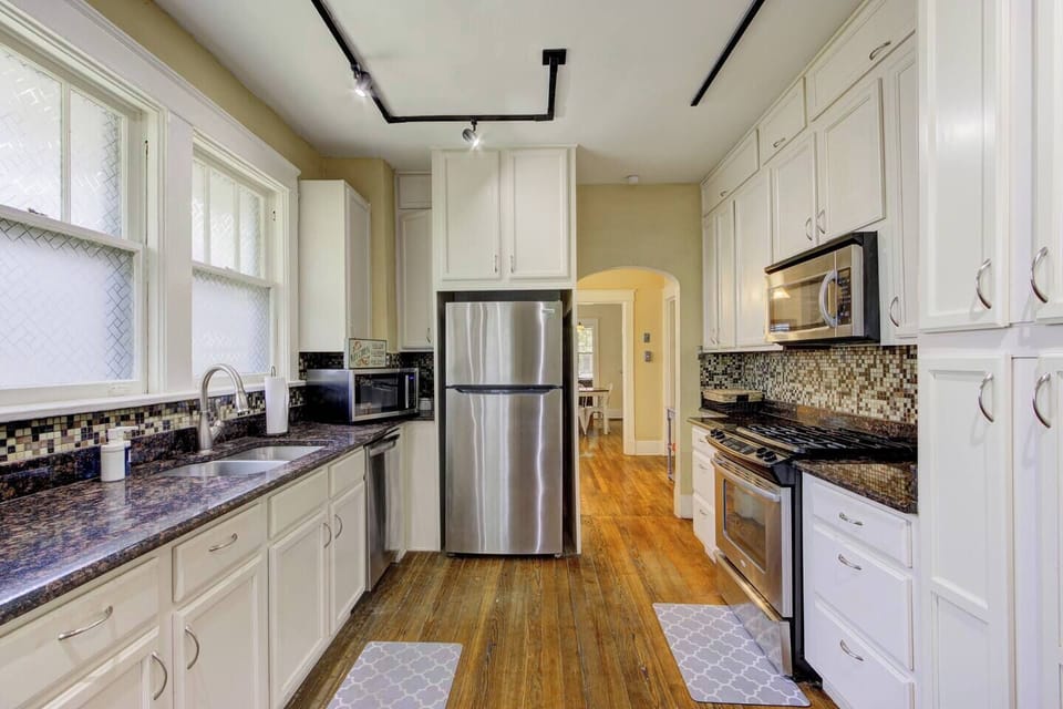 Full-sized kitchen with all you need to whip up a nice home meal (including oilive oil and basic spices).