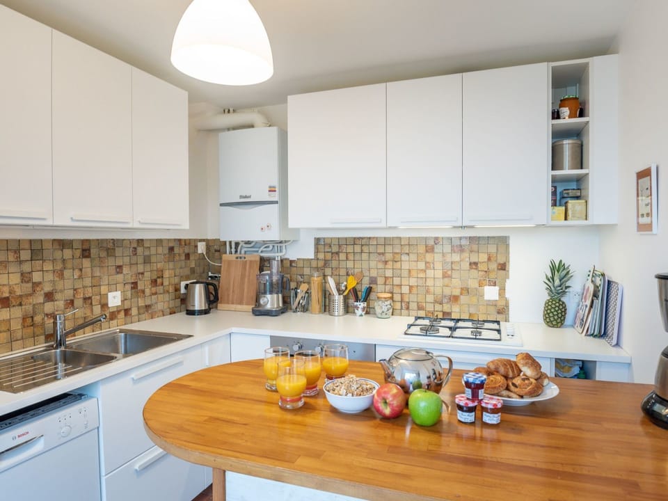 Countertop, Room, Kitchen, Property, Furniture, Interior Design, Cabinetry, Home, Building, House