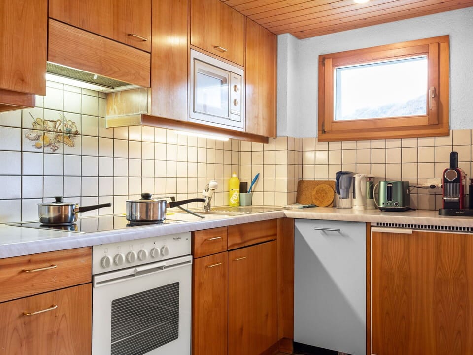Kitchen Sink, Cabinetry, Countertop, Property, Tap, Sink, Kitchen Stove, Building, Kitchen Appliance, Wood