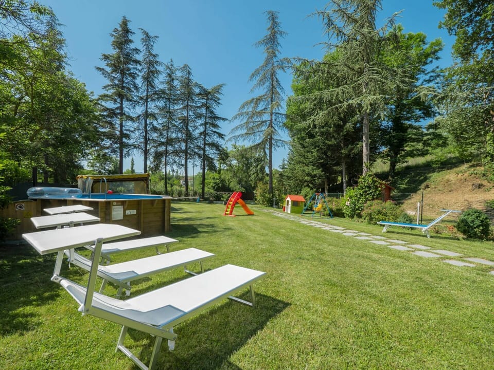 Plant, Sky, Plant Community, Outdoor Bench, Shade, Tree, Outdoor Furniture, Natural Landscape, Picnic Table, Grass
