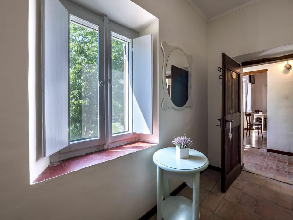Property, Window, Building, Furniture, Plumbing Fixture, Wood, Mirror, Plant, Lighting