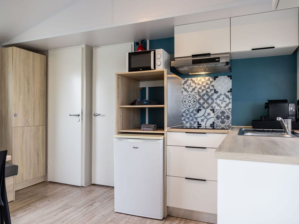 Cabinetry, Property, Building, Countertop, Interior Design, Wood, Kitchen, House, Shelving, Flooring