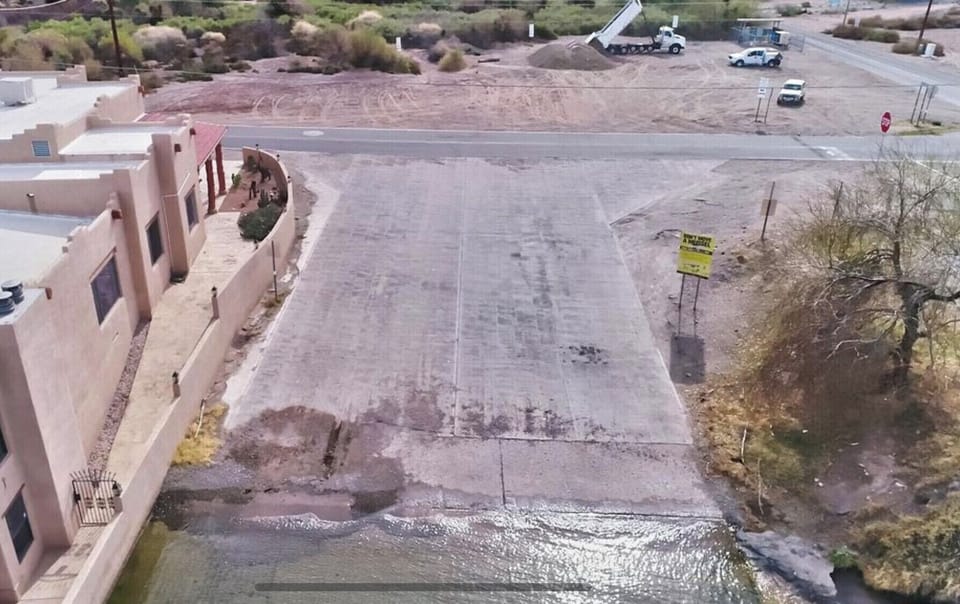 Free launch ramp has plenty of room to park, with large open dirt lot.