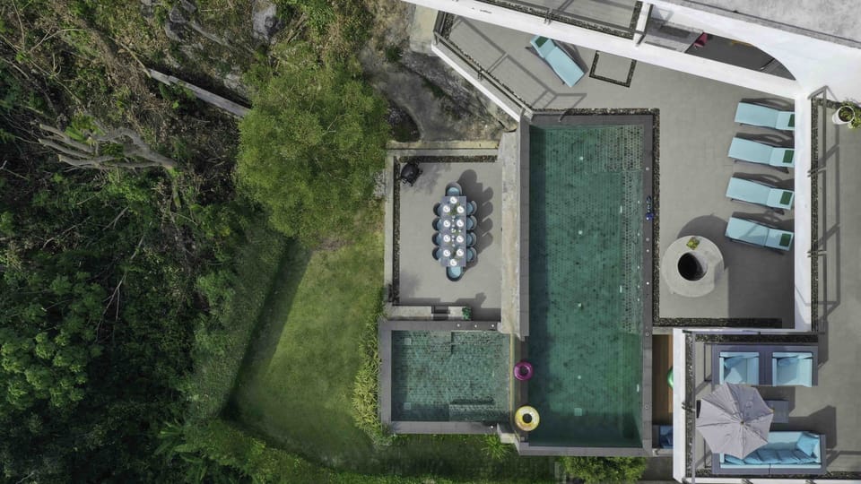 Outdoor Area -- With over 900 sqm of space, there are plenty of areas to relax.