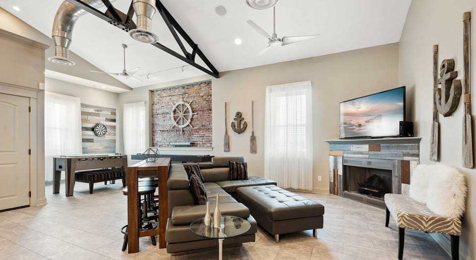 Living Room | Free WiFi | Smart TV | Central A/C & Heat