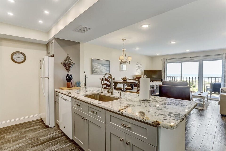 Beautiful Kitchen - Open and Bright