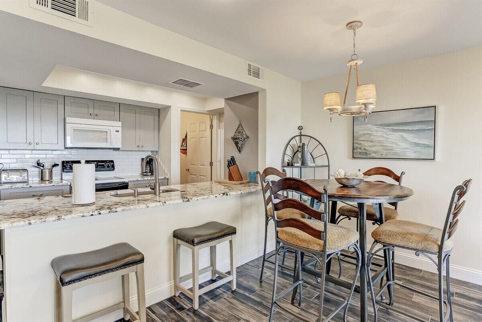 Seating for Everyone at Dining Table and Bar
