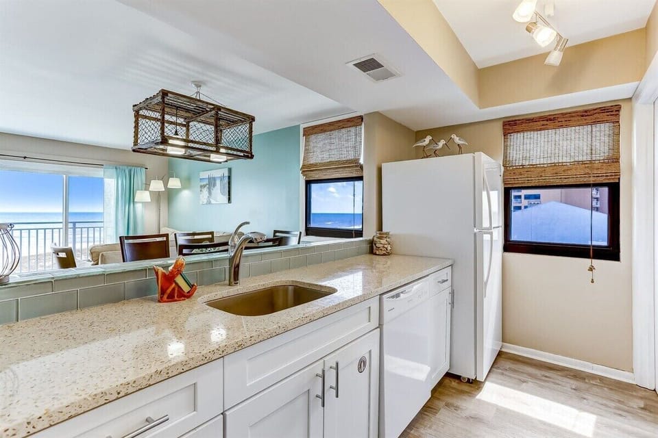 Great Counterspace in Bright Open Kitchen