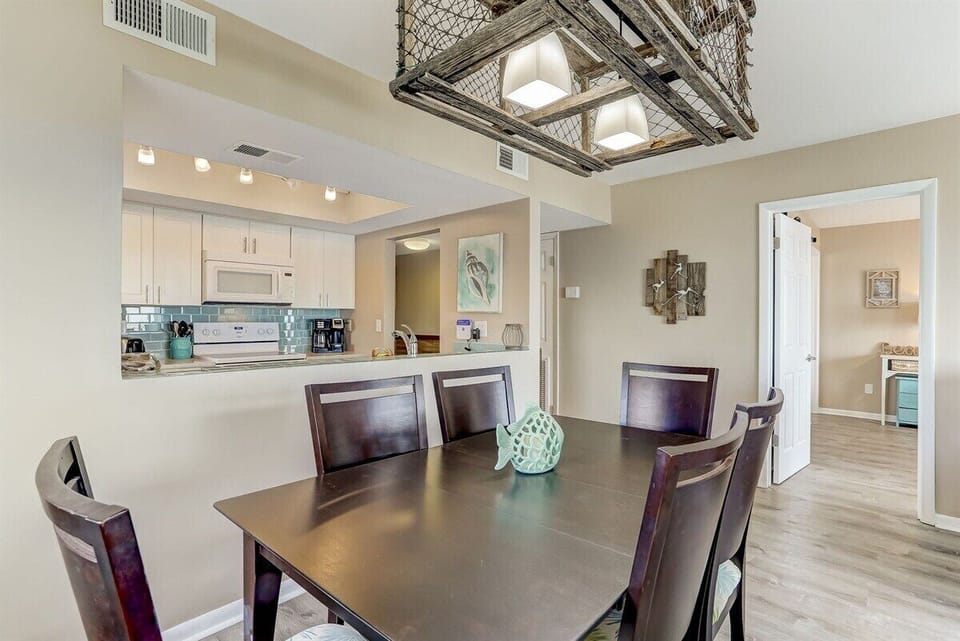 Seating for 6 at Dining Table