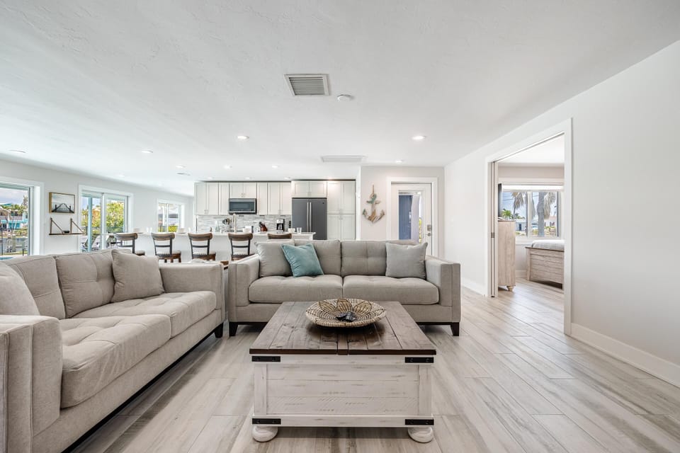Living Room 
Smart Large Screen TV
Open Floor Concept