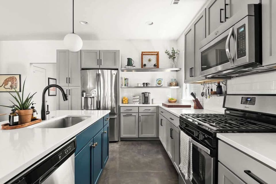 This fully stocked kitchen has everything that you could possibly need!