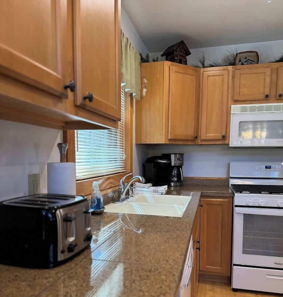 Toaster, Keurig & 12-cup Coffee Pot
