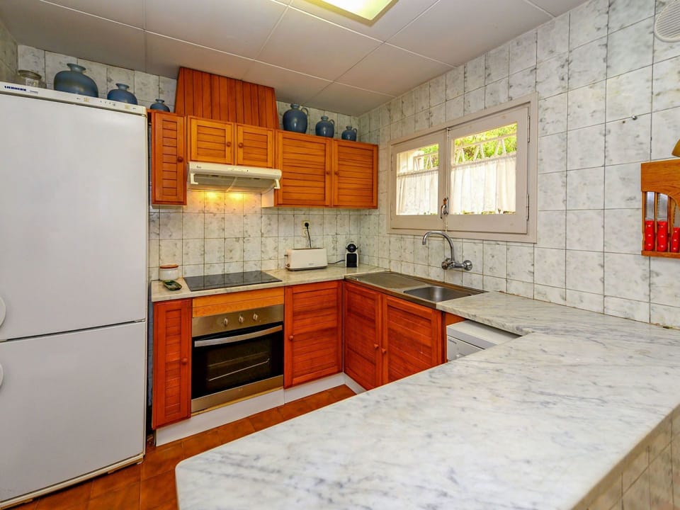 Countertop, Room, Property, Kitchen, Cabinetry, Furniture, Orange, Interior Design, Building, Tile