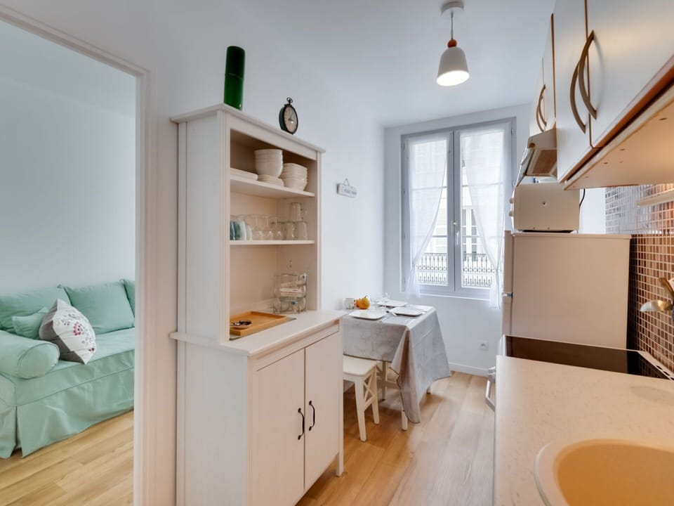 Room, Property, Furniture, Interior Design, Shelf, Building, Floor, Wood Flooring, House, Ceiling